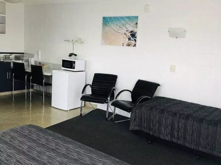 استودیوی استاندارد, Blue Haven Motel