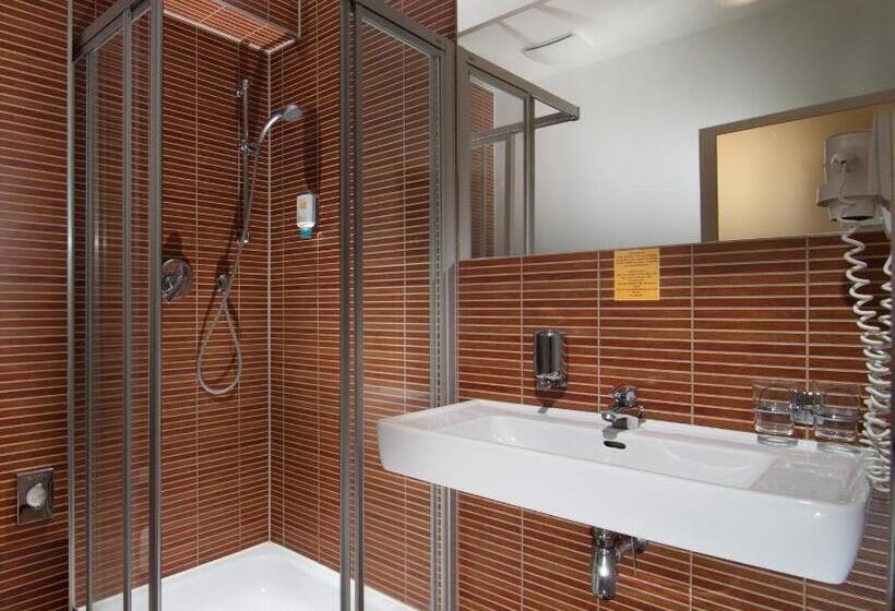 اتاق لوکس, Adam