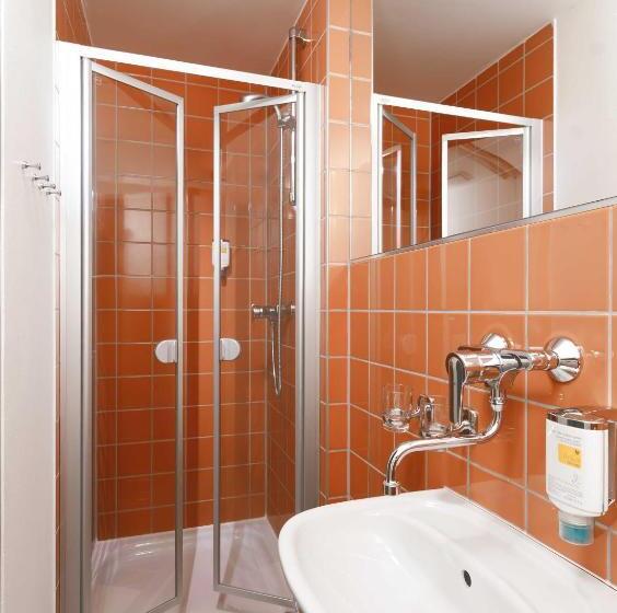 اتاق استاندارد چهار تخته, Adam