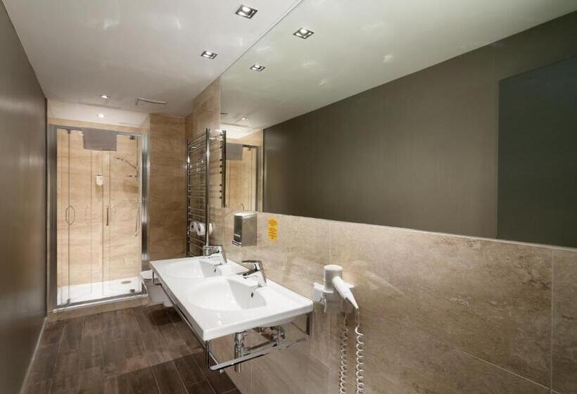 سوییت لوکس, Adam