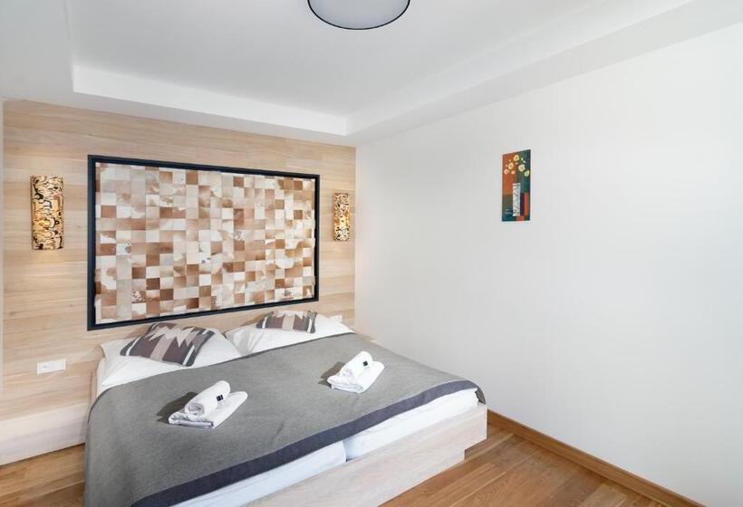 سوئیت دلوکس 2 خوابه, Adam