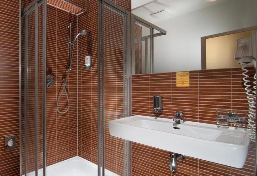 سوییت خانوادگی, Adam