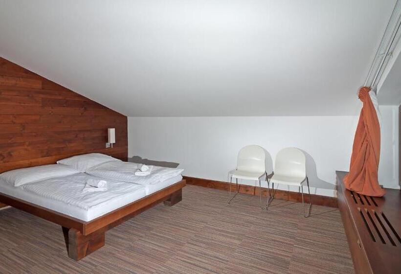 سوئیت 2 خوابه, Adam