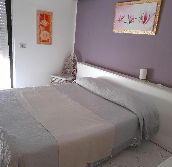 חדר סטנדרט לשלושה עם מרפסת, De Rosa