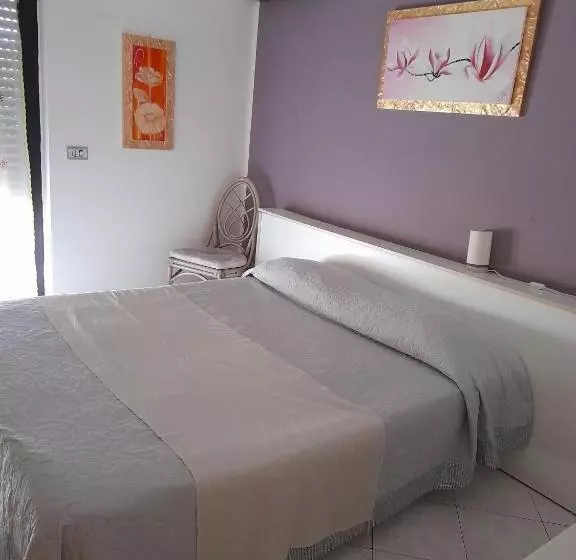 اتاق استاندارد سه تخته با بالکن, De Rosa