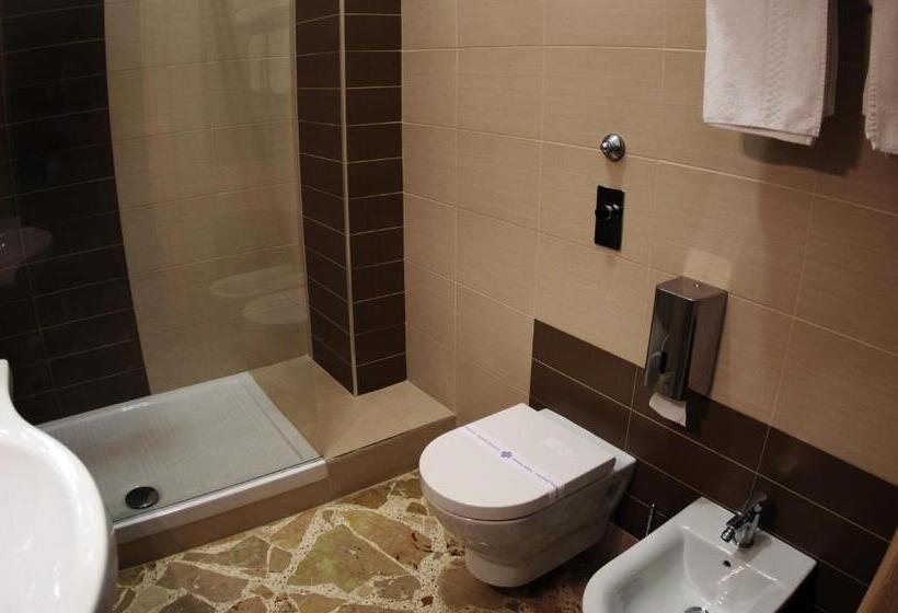 标准三人间, Divino