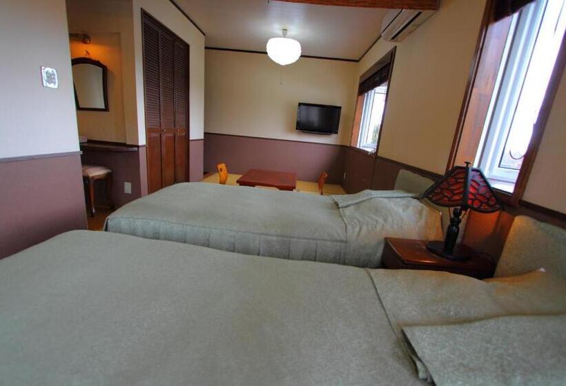 חדר סטנדרט לארבעה, Scotch Court