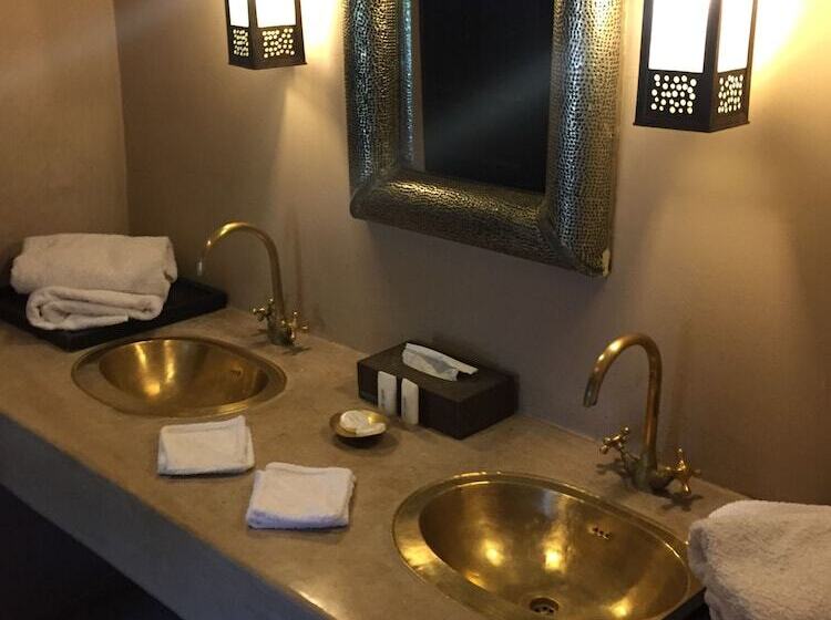 اتاق استاندارد با تراس, The Capaldi Hotel, Restaurant & Spa