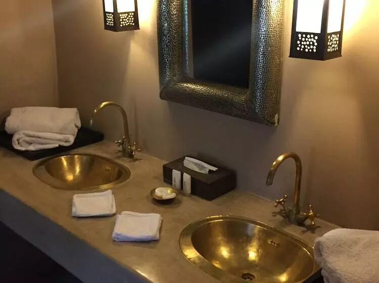 اتاق استاندارد با تراس, The Capaldi Hotel, Restaurant & Spa