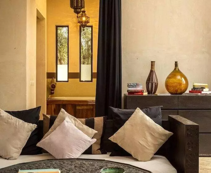 سوییت لوکس, The Capaldi Hotel, Restaurant & Spa