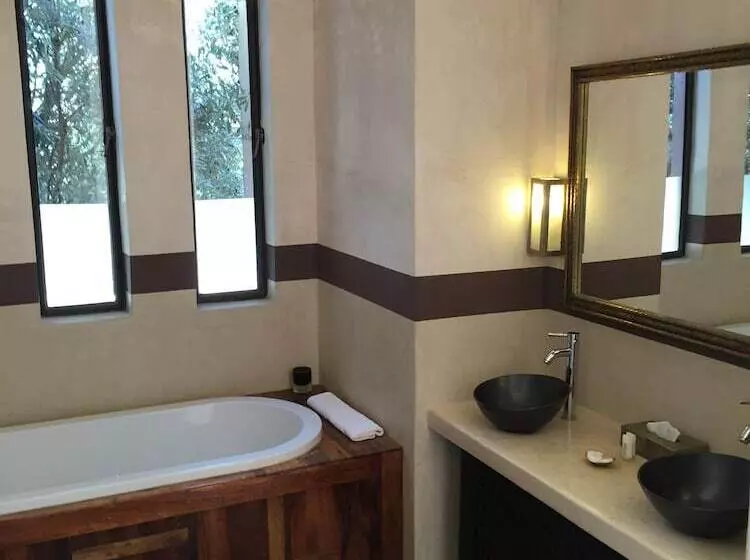 سوییت لوکس, The Capaldi Hotel, Restaurant & Spa