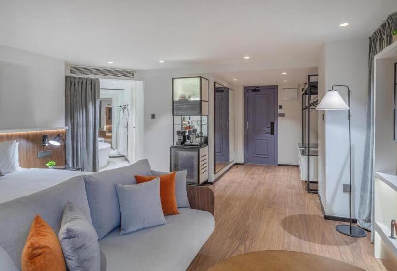 Полулюкс, The Level At Melia White House