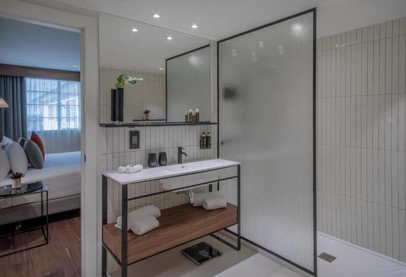 스위트, The Level At Melia White House