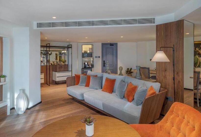 Люкс, The Level At Melia White House