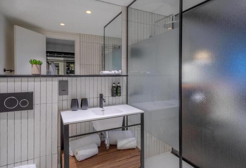 패밀리 룸, The Level At Melia White House