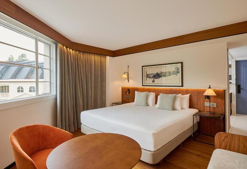 패밀리 룸, The Level At Melia White House