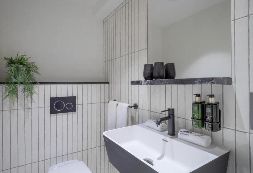 스위트, The Level At Melia White House