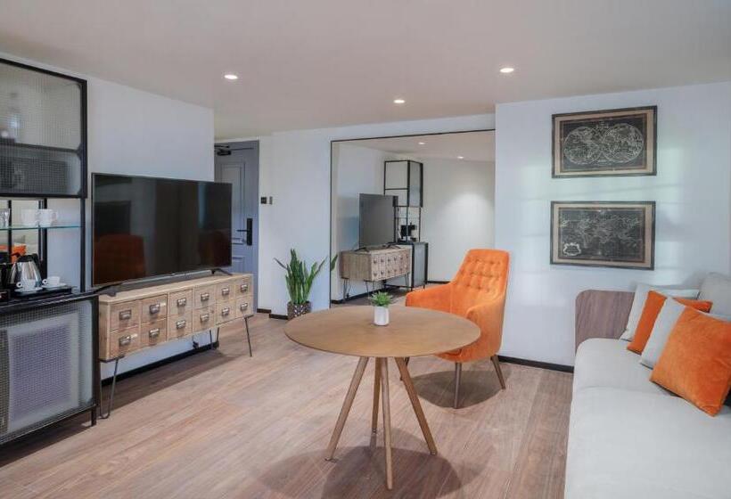 Люкс, The Level At Melia White House