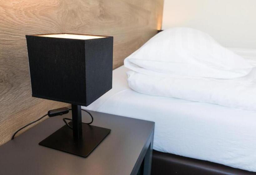 اتاق اکونومی, Vellir