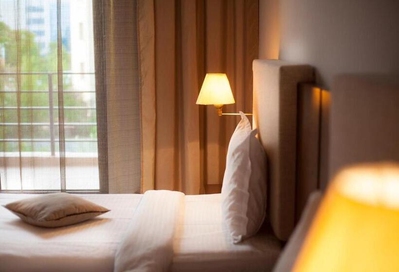 اتاق اجرایی, Yesterday