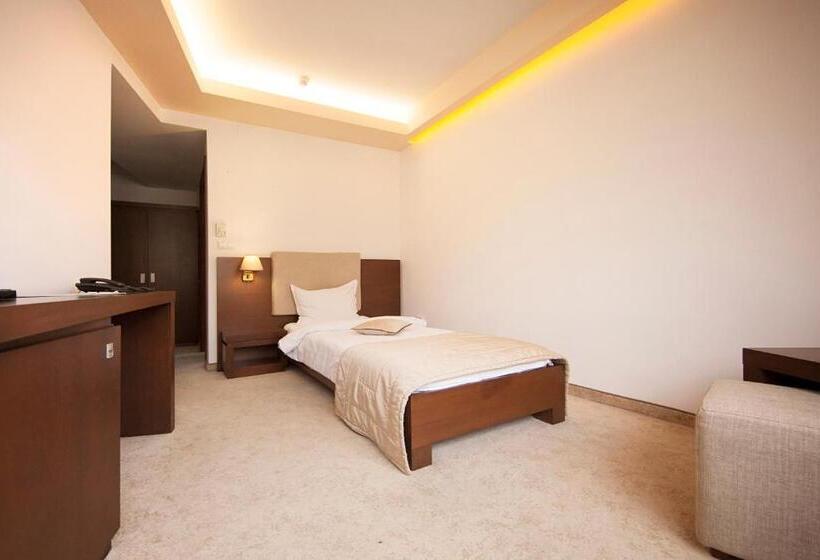 اتاق استاندارد یک نفره, Yesterday