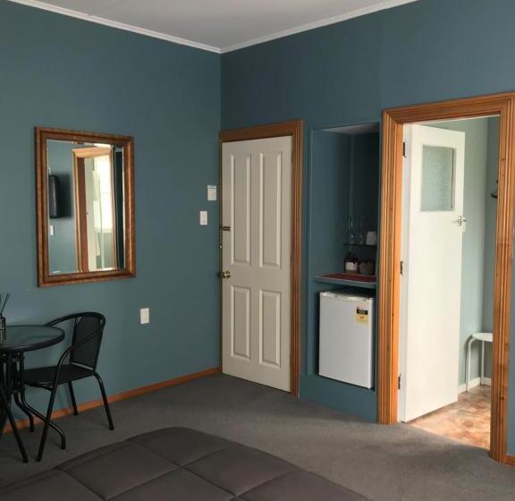 חדר סטנדרט עם מיטת קינג, Admirals Lodge