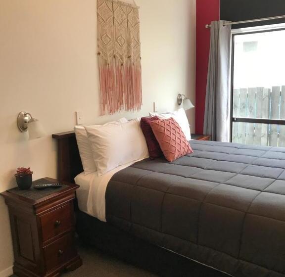 اتاق استاندارد سه نفره, Admirals Lodge