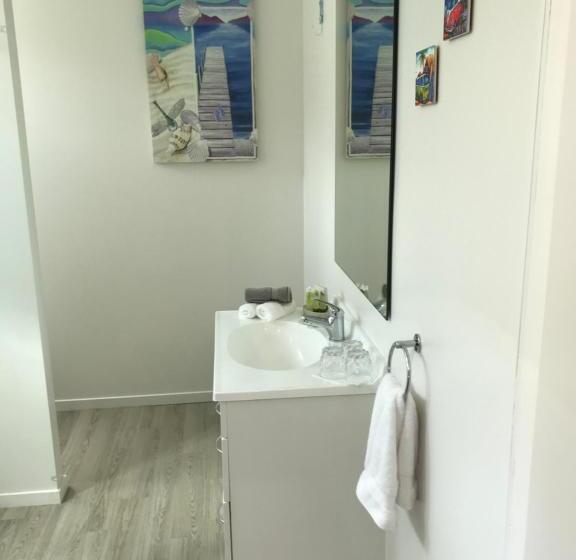 اتاق استاندارد سه نفره, Admirals Lodge