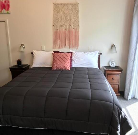 اتاق استاندارد سه نفره, Admirals Lodge