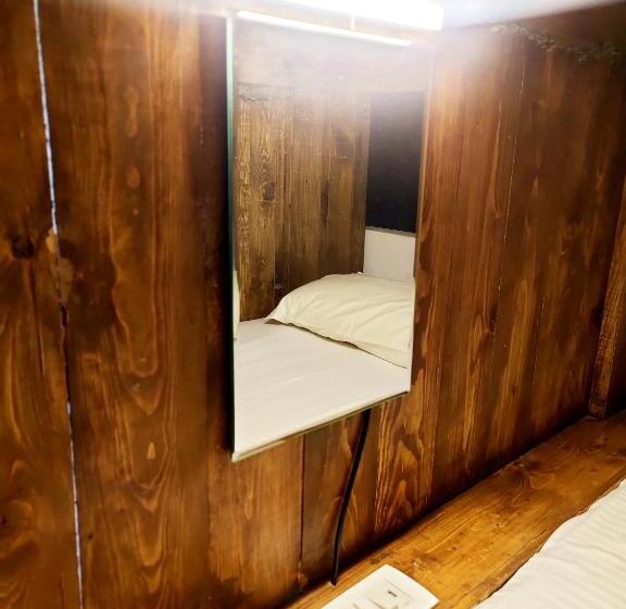 共用房间的床, Wtf My House