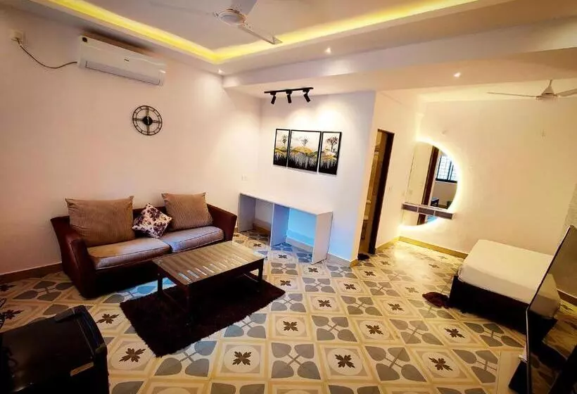 سوییت اجرایی, Wtf My House