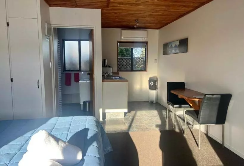 Standard-studio, Pinewood Motels