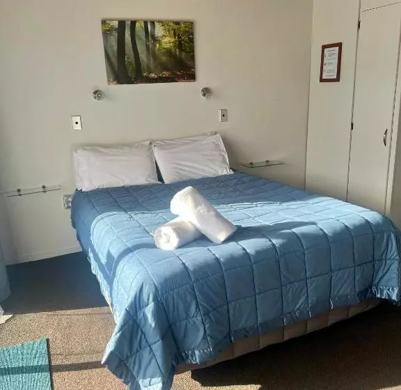 Standard-studio, Pinewood Motels