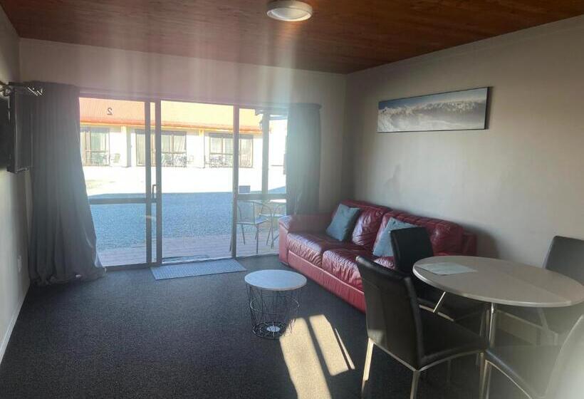 דירת שני חדרים, Pinewood Motels