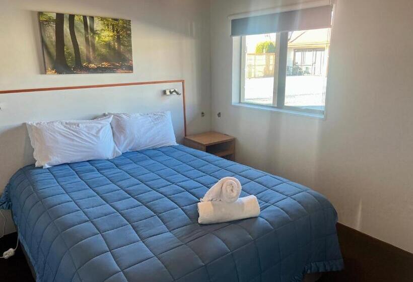 דירת שני חדרים, Pinewood Motels