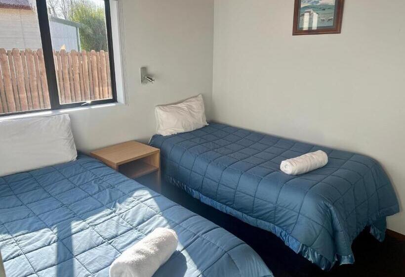 דירת שני חדרים, Pinewood Motels