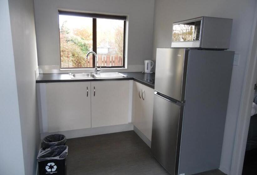 דירת שני חדרים, Pinewood Motels