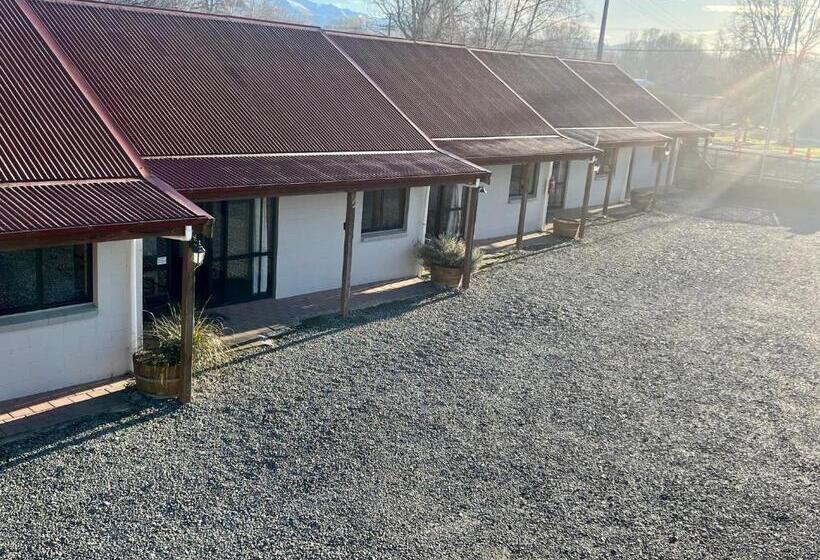 דירת שני חדרים, Pinewood Motels