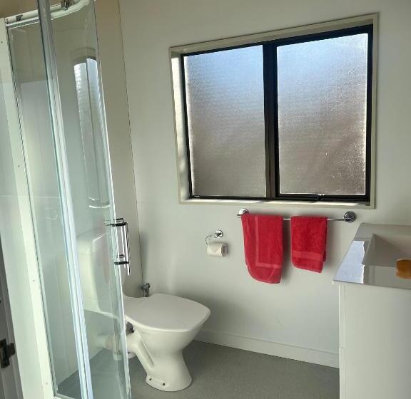 דירת שני חדרים, Pinewood Motels