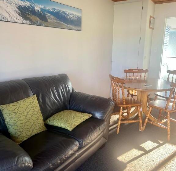 דירת שני חדרים, Pinewood Motels