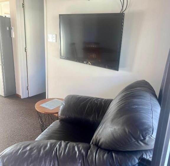 דירת שני חדרים, Pinewood Motels