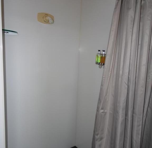 דירת שני חדרים, Pinewood Motels