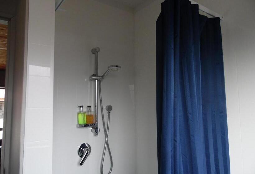 דירת שני חדרים, Pinewood Motels