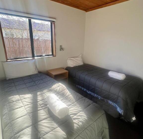 דירת שני חדרים, Pinewood Motels