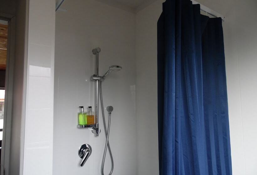 דירת שני חדרים, Pinewood Motels