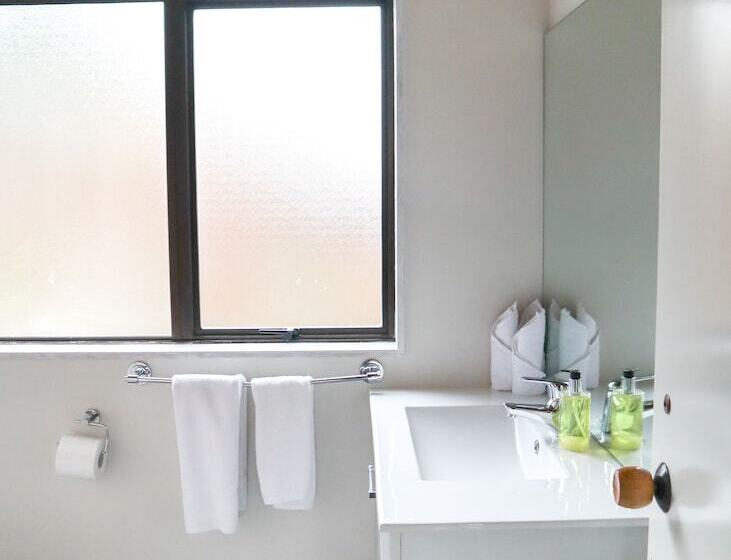 דירת שני חדרים, Pinewood Motels