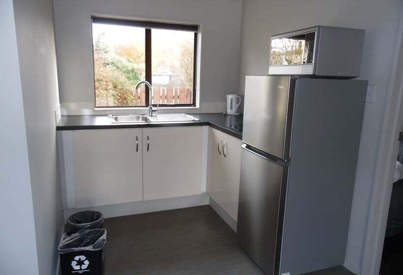 דירת שני חדרים, Pinewood Motels