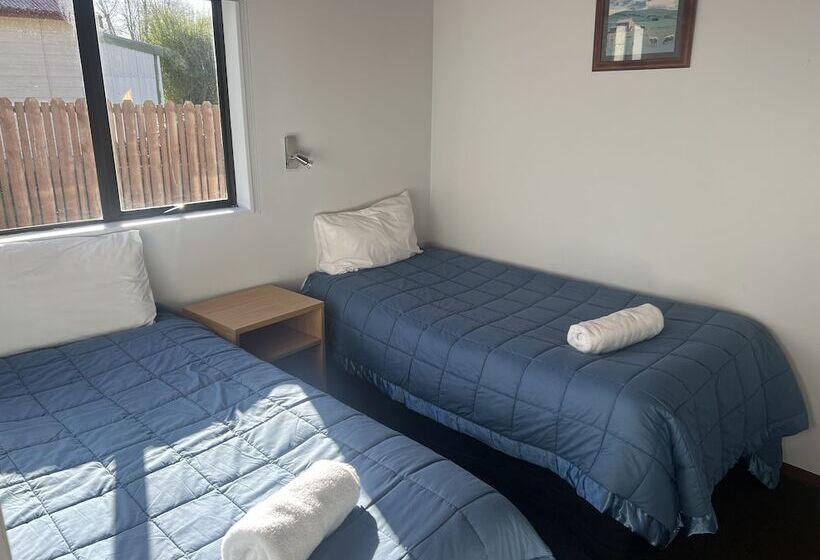 דירת שני חדרים, Pinewood Motels