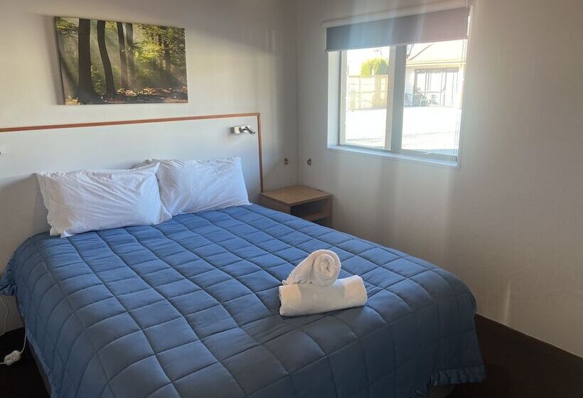 דירת שני חדרים, Pinewood Motels