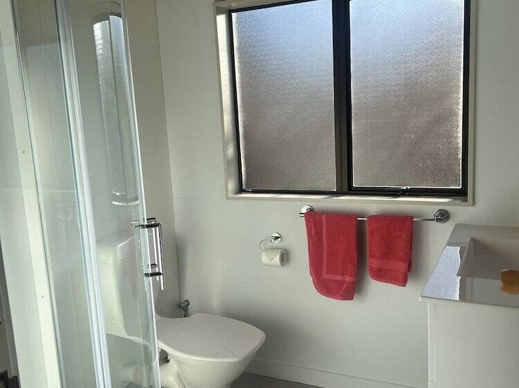 דירת שני חדרים, Pinewood Motels